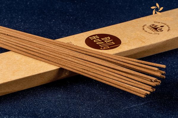Nhang đàn hương: Mùi hương thanh tao, an yên và những lợi ích tuyệt vời