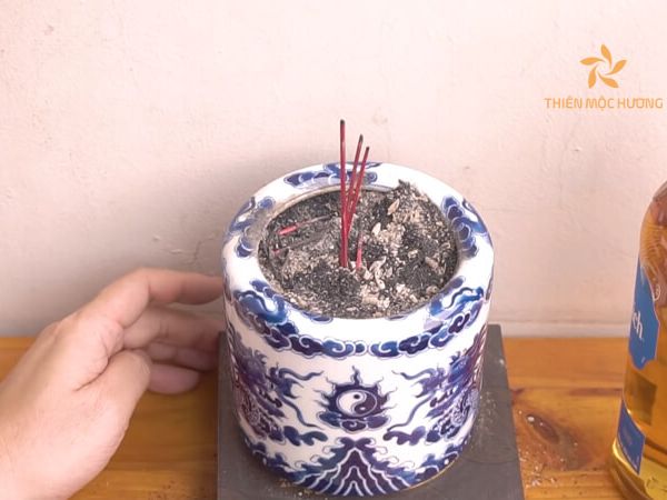 Hãy giữ lại số hương lẻ sau khi tỉa chân hương