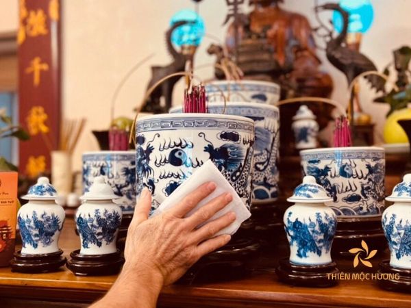 Thắp hương lần hai sau khi hoàn thành công việc nhằm thông báo cho gia tiên, thần linh