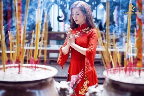 Bí quyết thắp hương tại nhà chuẩn phong thủy, rước tài lộc 12 Lưu ý cách thắp hương đúng