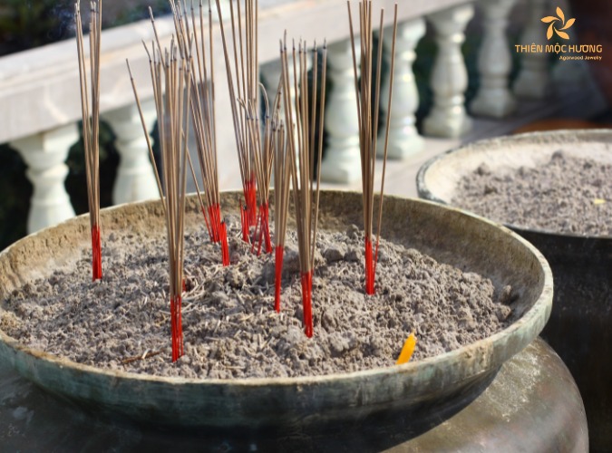 Cách thắp hương hình chữ thập mang nhiều ý nghĩa tốt