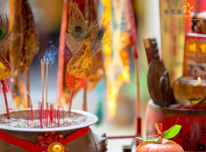 Cách thắp hương vòng ngày tết đúng cách và điều cần lưu ý