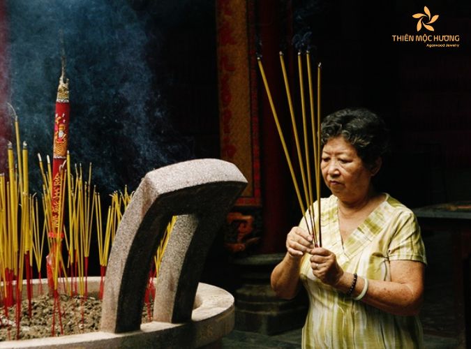 Giải đáp cháy bát nhang thần tài là điềm gì - Xử lý thế nào? 6 Giải đáp cháy bát nhang thần tài là điềm gì - Xử lý thế nào?