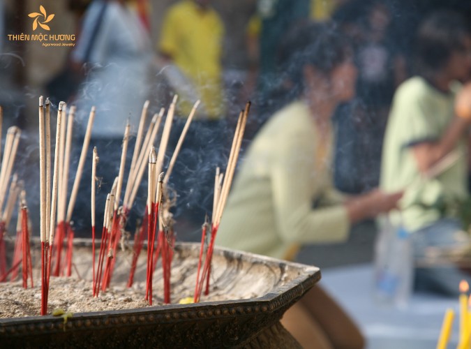 Có bầu có được thắp hương không - Cần lưu ý điều gì?