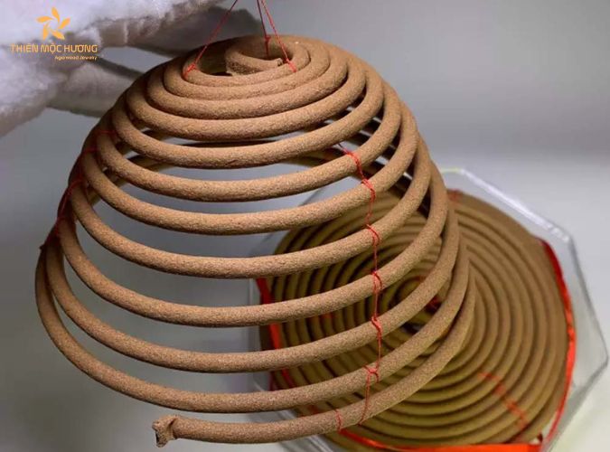 Giải đáp có nên cắm cây thắp hương vòng vào bát hương