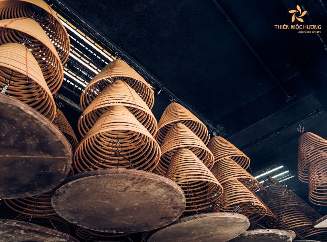 Giải đáp có nên cắm cây thắp hương vòng vào bát hương 4 Giải đáp có nên cắm cây thắp hương vòng vào bát hương