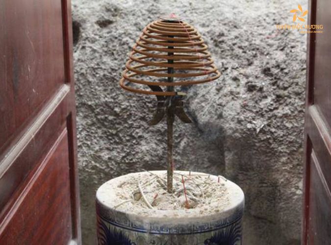 Giải đáp có nên cắm cây thắp hương vòng vào bát hương 5 Giải đáp có nên cắm cây thắp hương vòng vào bát hương