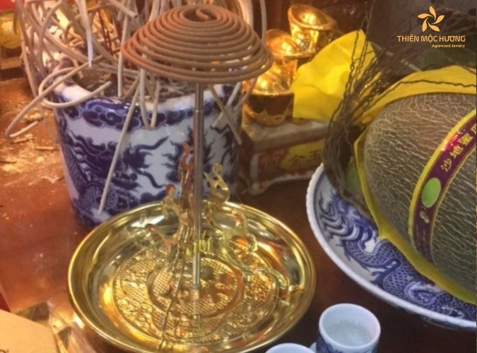 Giải đáp có nên cắm cây thắp hương vòng vào bát hương