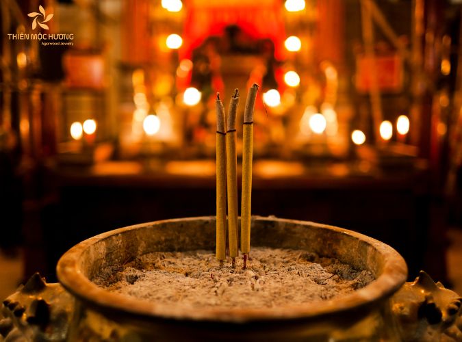 Có nên thắp hương vào 12 giờ trưa không? Thắp khi nào tốt nhất