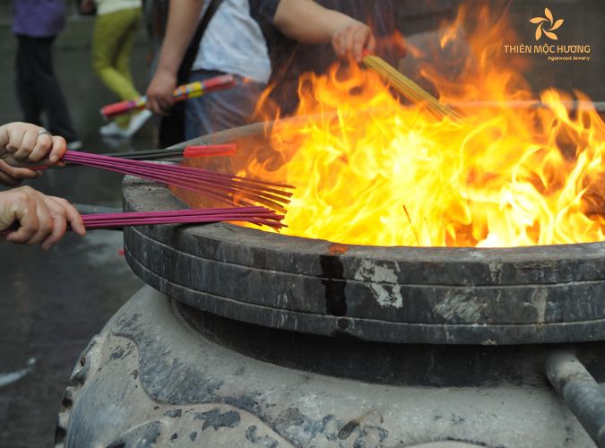 Có nên thắp hương vào 12 giờ trưa không? Thắp khi nào tốt nhất