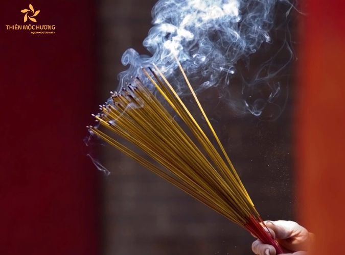 Tổng hợp điềm báo khi đốt nhang tốt và xấu cần lưu ý