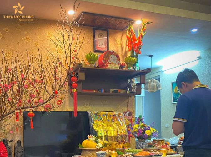 Giải đáp khi thắp hương có phải mở cửa? Cần lưu ý gì?