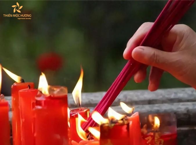 Giải mã hiện tượng nhang 2 ngắn 1 dài - Điềm báo gì?