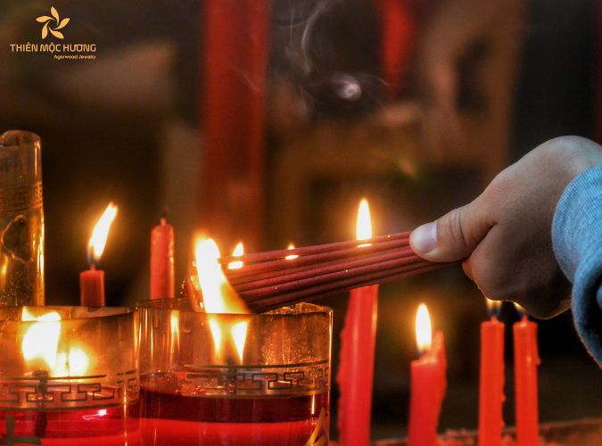 Thắp hương mà hương bị gãy có sao không? Xử lý như thế nào?
