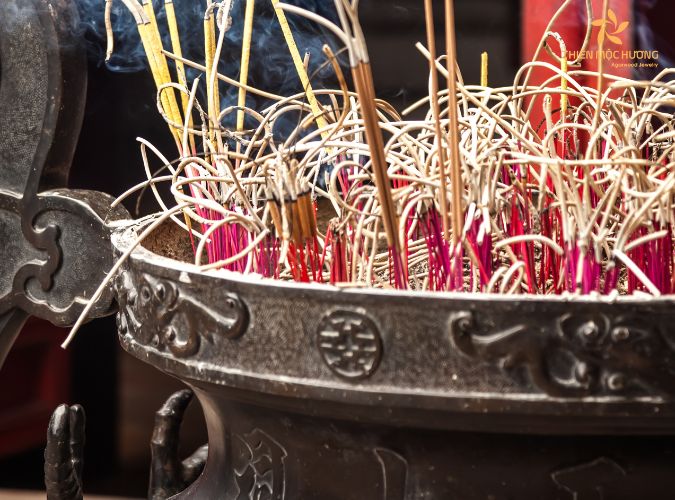Thắp nhang bị gãy chân nhang - Điềm báo và nguyên nhân 6 Thắp nhang bị gãy chân nhang - Điềm báo và nguyên nhân
