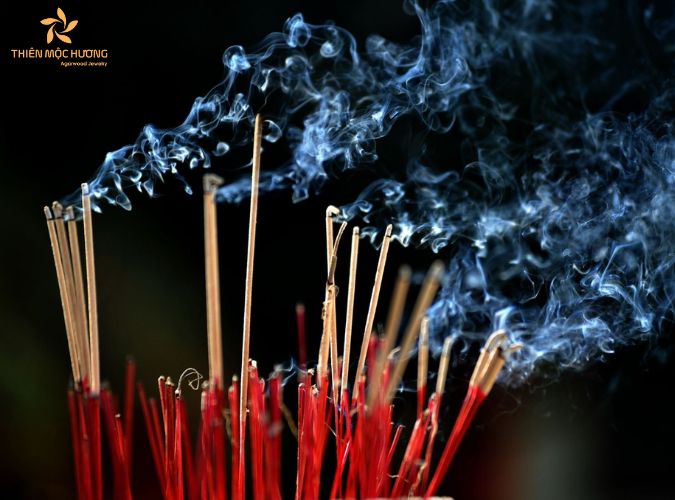 Trước khi đi thi có nên thắp hương? Làm gì có may mắn