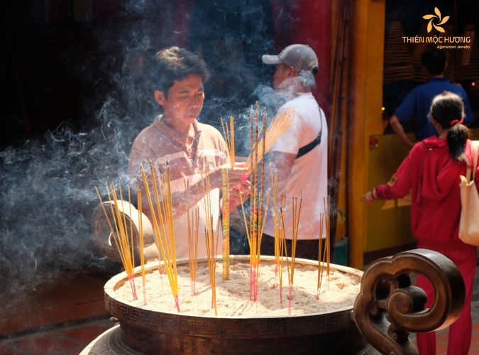 Trước khi đi thi có nên thắp hương? Làm gì có may mắn