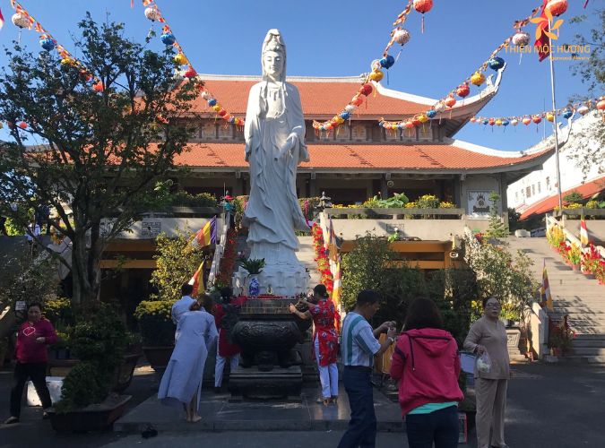 Trước khi đi thi có nên thắp hương? Làm gì có may mắn