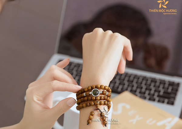Việc chọn tay đeo vòng trầm hương phụ thuộc vào quan niệm phong thủy và sự thoải mái của mỗi người.